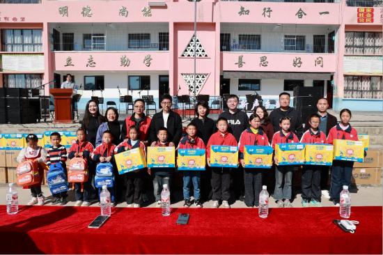 图：施秉县白垛乡中心小学爱心包裹捐赠