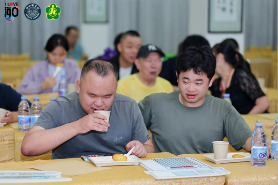  视障读者品尝书中的同款蛋糕和红茶，体验多感官共读。