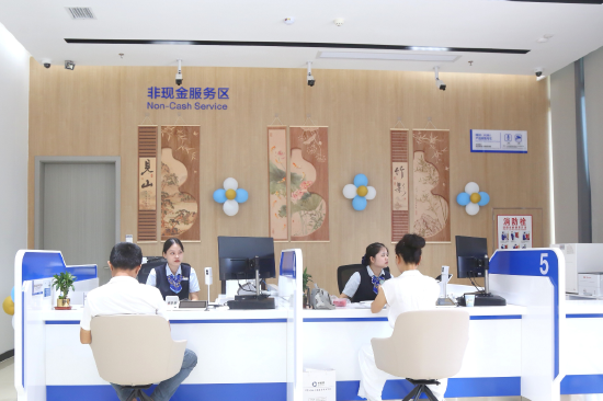  图为建行三亚吉阳东岸支行为客户提供金融服务。