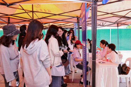 （福建农林大学校园招才引智现场）