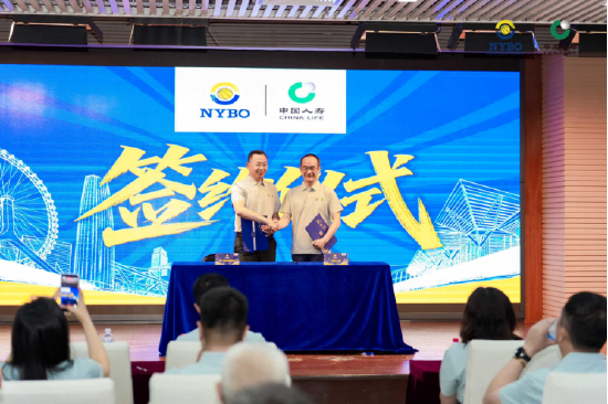 　　图：签署全新品牌战略合作协议