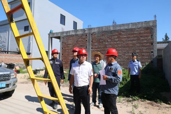 海南电网儋州供电局工作人员准备对窃电电表进行拆除修复（唐垂智 赵佳文）