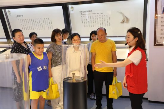 8月7日，海口供电局在灯博物馆、电力历史馆举办2026社会责任日（国企开放日）活动。（杨永光 摄）