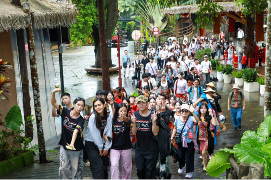  青少年游客在海南槟榔谷黎苗文化旅游区游玩。王程龙 摄