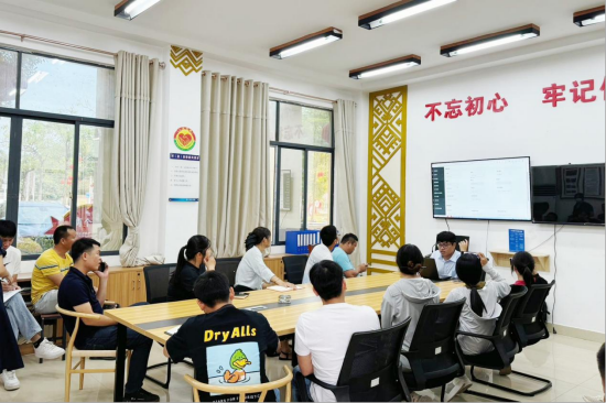 图为昌江支行工作人员到山竹沟村开展三资站台操作培训。（昌江支行供图）