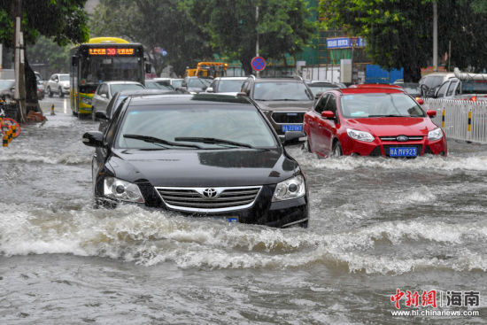 台风艾云尼降雨持续 海口部分路段积水严重
