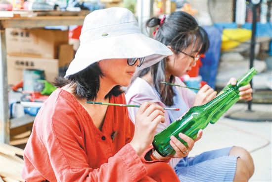 在空酒瓶上绘制创意作品。