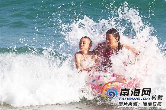 游客在三亚大东海嬉水。海南日报记者 武威 摄