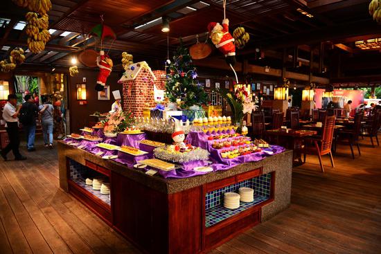 亚龙湾人间天堂鸟巢度假村飞龙岭西餐厅圣诞节内景。（黄庆优摄）