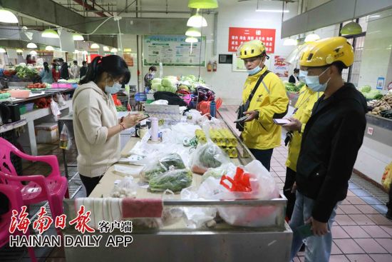 在海口坡博农贸市场，菜场买手正打包蔬菜。记者 邱肖帅 摄