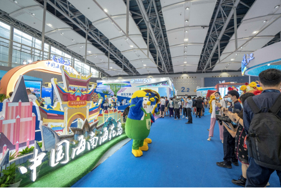 海花岛展馆内游客拍照互动