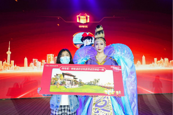海洋女王为获奖嘉宾颁奖并合影