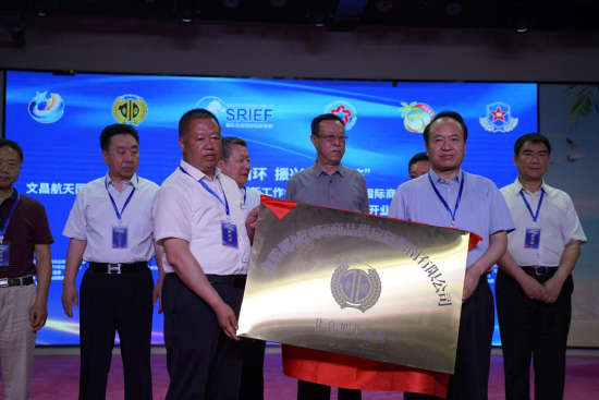 　　金盾椰城国际商品供应链（海南）有限公司党建指导员宋景贤，为金盾椰城国际商品供应链海南有限公司甘泉果业基地授牌