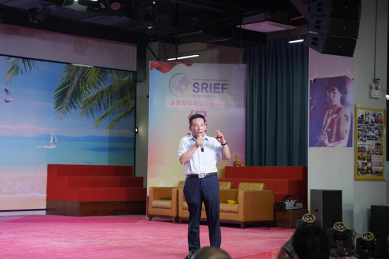 　　海南省文昌市航天国际影视中心张伟主任介绍文昌航天国际影视中心、金盾影视公司、金盾椰城国际商品供应链和航天国际文化产业园概况