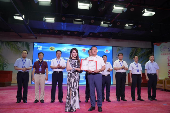 　　金盾椰城国际商品供应链（海南）有限公司总经理尹海羊，为金盾供应链延安苹果产业基地形象大使、《延安金盾我有一棵苹果树》的形象代言人春天，颁发形象大使证书