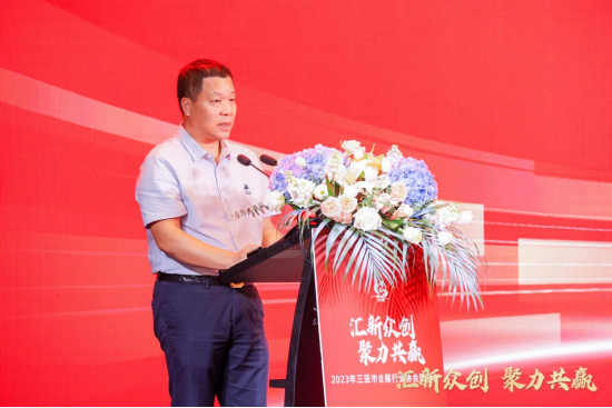 （配图：海南省会展协会会长易威洲致辞）