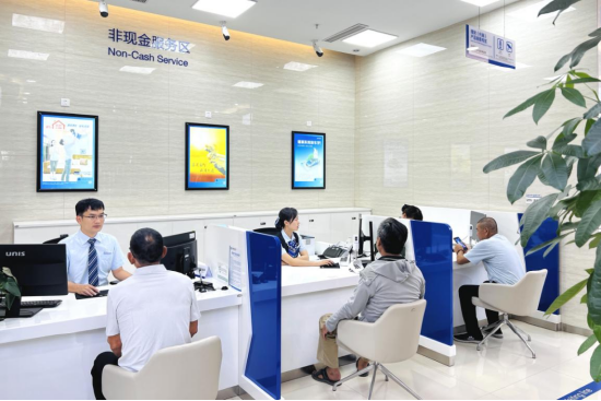 建行三亚崖州湾科技支行员工为客户提供金融服务。