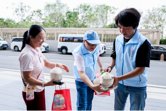 图7：旅文志愿者正在派送椰子