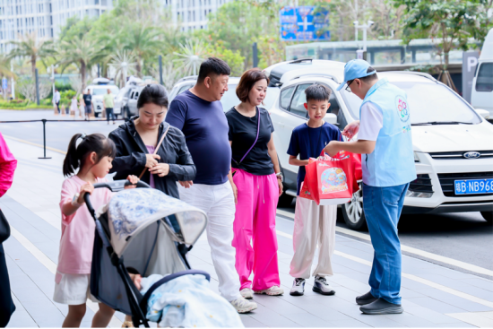  图6：旅文志愿者正在派送礼袋