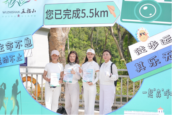 3月3日，市民游客参与2026年五指山市元宵徒步活动。