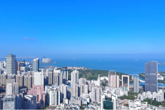  海南自贸港封关运作百日，迈入发展新阶段。