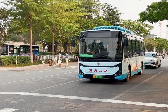 海南“三月三”期间，东方市区公交车免费乘坐→
