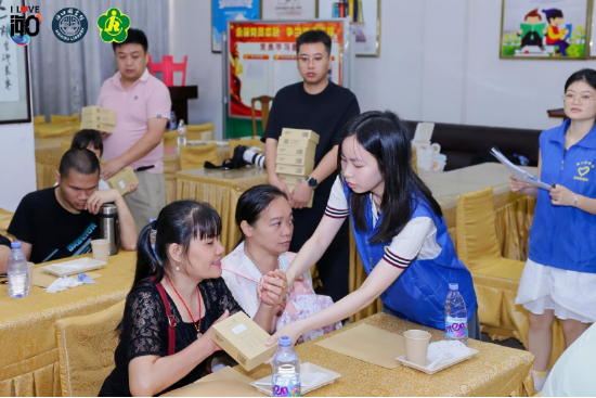  志愿者发放盲人听书机。