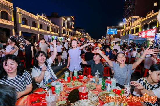 众多市民游客在2026年海南文昌铺前糟粕醋全景体验季活动上品尝糟粕醋。