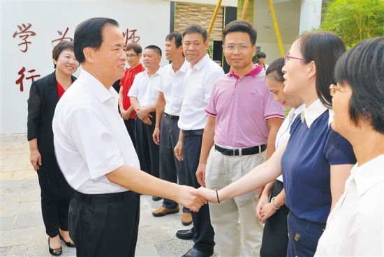 9月6日，省委书记刘赐贵到北京师范大学海口附属学校调研我省“一市（县）两校一园”引进工程进展情况，看望慰问全省教师代表。图为刘赐贵与我省优秀教师代表亲切交流。海南日报记者 王凯 摄