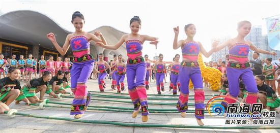 身着民族服饰的少女们在2018年（第十九届）海南国际旅游岛欢乐节开幕式上跳起竹竿舞。高林 摄