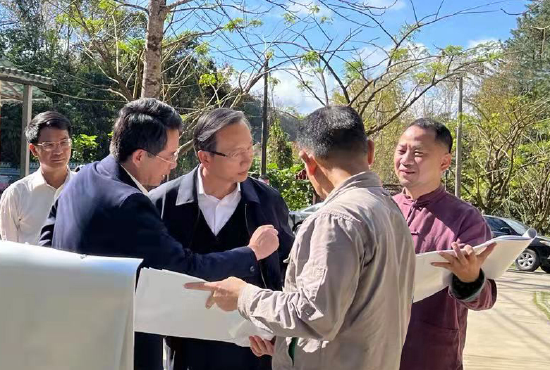 李军副书记听取院士工作站谭晓东汇报设计方案