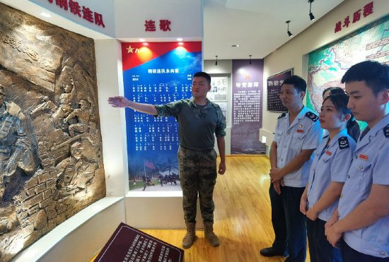 （图为国家税务总局屯昌县税务局干部参观当地连队史馆）