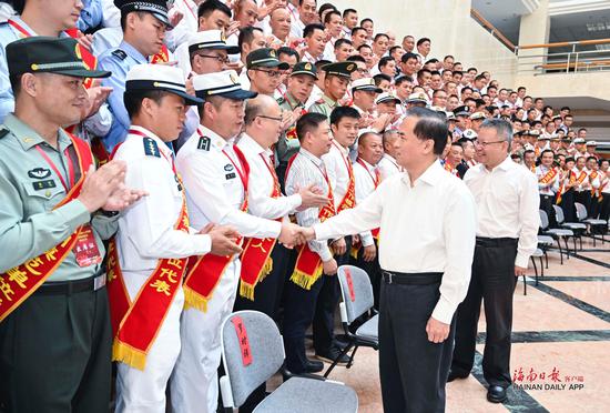 2019年10月22日，海南省退役军人工作暨双拥模范命名表彰大会在海口召开。图为省委书记刘赐贵，省委副书记、省长沈晓明等领导会见优秀退役军人和双拥模范代表。海南日报记者 王凯 摄