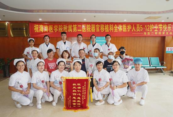 “肾友”们与医护人员愉快地合影留念