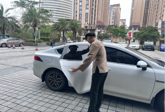 海南迎宾馆的礼宾为客人打开车门。酒店供图