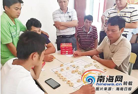 保亭什玲镇农家书屋举办中国象棋大赛活动。