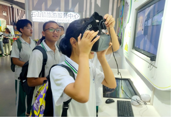 学生们在火山风情旅游小镇体验VR
