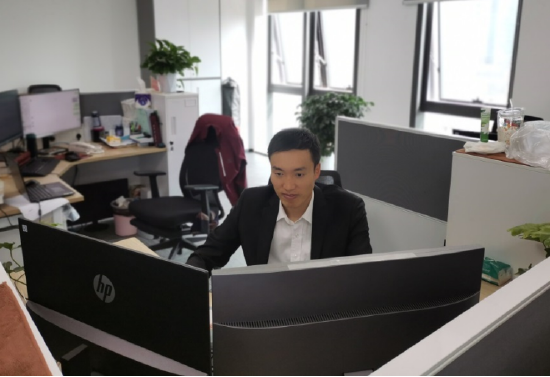 图:谢松宸在办理理赔业务