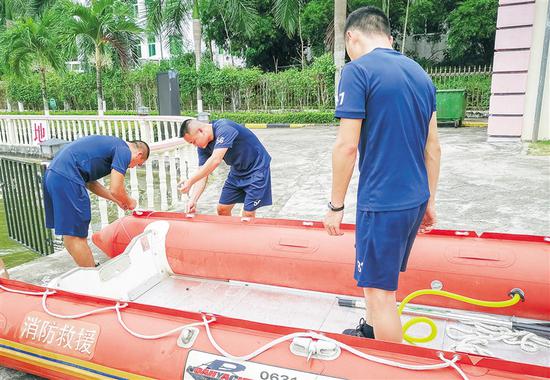 9月1日，万宁市消防救援大队队员在岗值守，检查救援装备。 海南日报记者 袁琛 通讯员 王蕾 摄