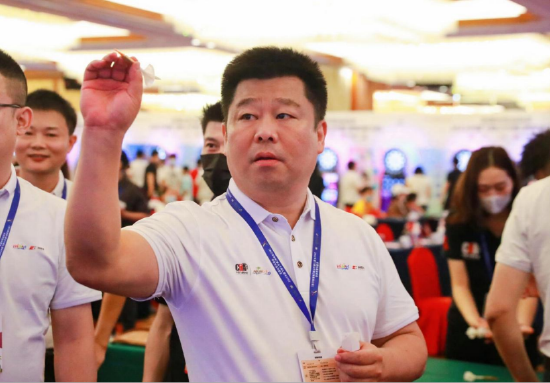 杨新利体验飞镖运动