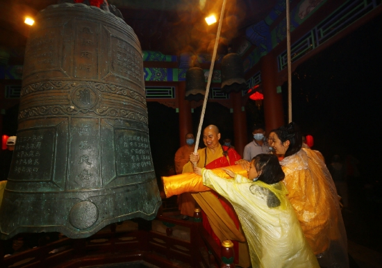 1月31日，游客在三亚南山寺撞钟迎新春，欢庆虎年的到来