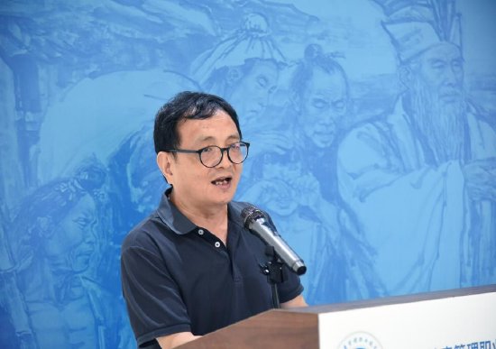 海南省新闻界书画家协会主席秦纪明介绍此次专题书画作品展的特色。