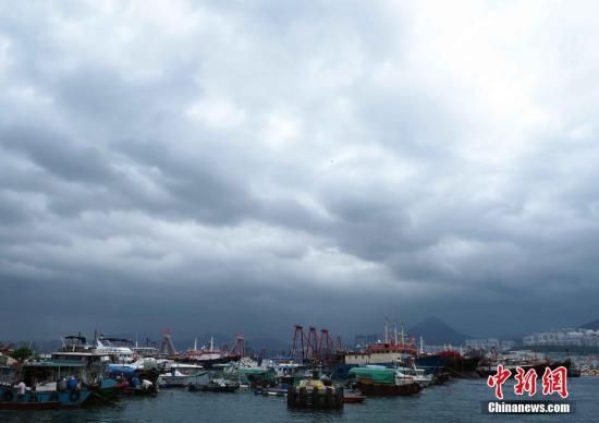 9月12日中午,香港天空乌云密布,大批渔船停泊筲箕湾避风塘。天文台发出3号强风信号。天文台指,随着热带风暴“百里嘉”靠近珠江口,香港风力正逐渐增强。中新社记者 洪少葵 摄