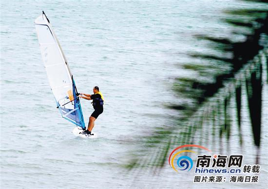 海口市西海岸不但是市民休闲、运动的好去处，也是帆船和帆板训练基地。 海南日报记者 陈元才 摄