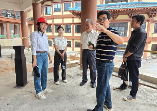 海南省苏学研究会副理事长陈静远（前）向大家介绍东坡文化品牌融入景区项目的设想