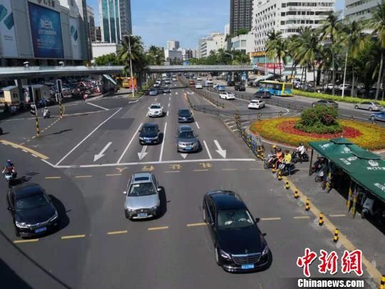 海口街道上行驶的小汽车。(资料图片)尹海明 摄