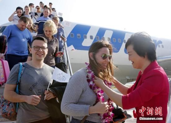 资料图：游客受到热烈欢迎。中新社记者 尹海明 摄