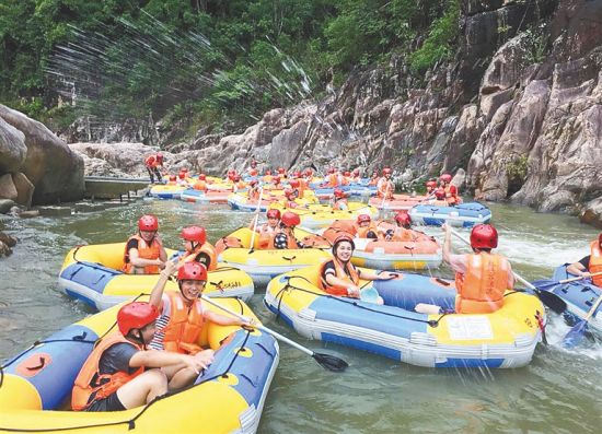 五指山红峡谷漂流景区。 本报记者 武威 摄