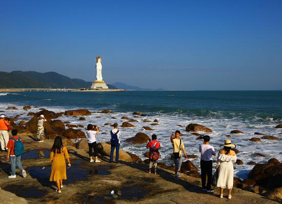 12月3日，游客在三亚南山文化旅游区海边游玩，乐享冬日暖阳 陈文武 摄