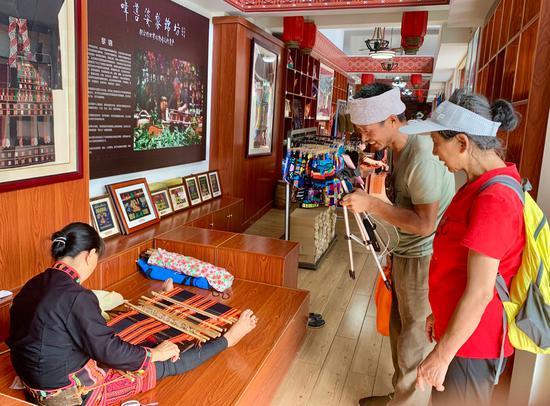 蔡海兴陪同母亲在天涯文化长廊欣赏黎族织锦文化